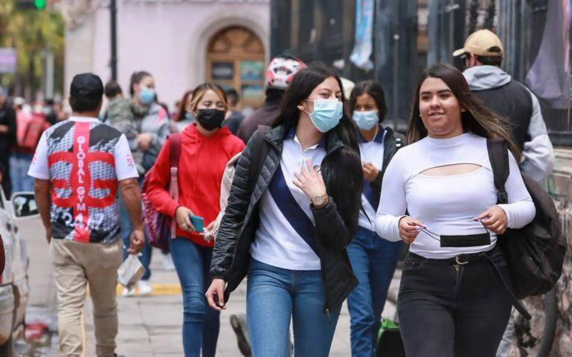 Mujeres caminando en el centro histórico de Durango